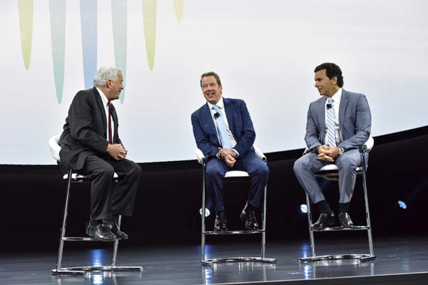 Ford-NAIAS-Overview_Bill-Ford-(middle),-Executive-Chairman,-and-Mark-Fields-(right),-president-and-CEO,-Ford-Motor-Company
